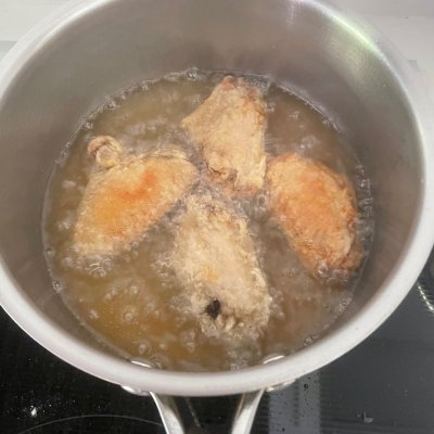 用这道不用炸粉面包糠的简单炸鸡翅征服家人的味蕾吧