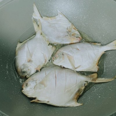 海鲳鱼怎么做好吃（超级简单无敌美味的红烧鲳鱼）