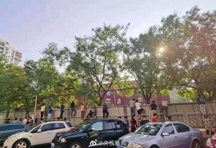 开学首日，一年级新生逃学被民警“抓回”；家长校门“见缝插针”…