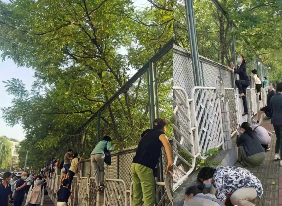 开学首日，一年级新生逃学被民警“抓回”；家长校门“见缝插针”…