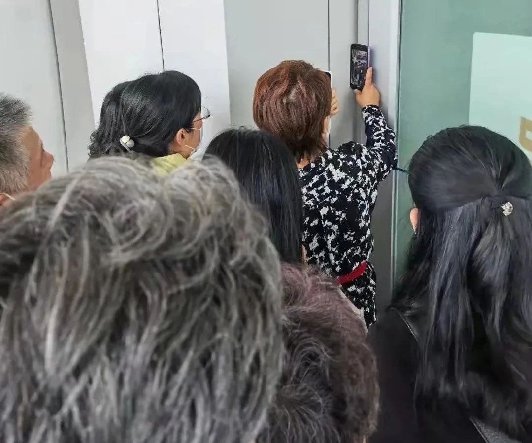 开学首日，一年级新生逃学被民警“抓回”；家长校门“见缝插针”…