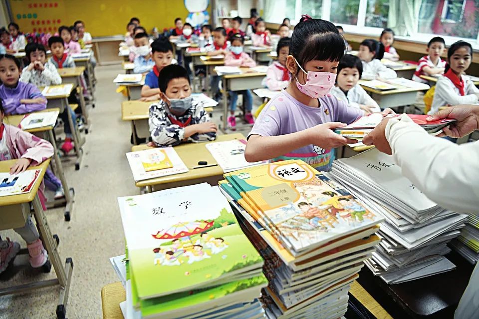 开学首日，一年级新生逃学被民警“抓回”；家长校门“见缝插针”…