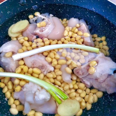 豬蹄燉黃豆,豬蹄燉黃豆怎么做