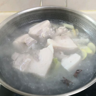 东北酸菜白肉的做法和步骤窍门肥肉不油腻的酸菜白肉怎么做