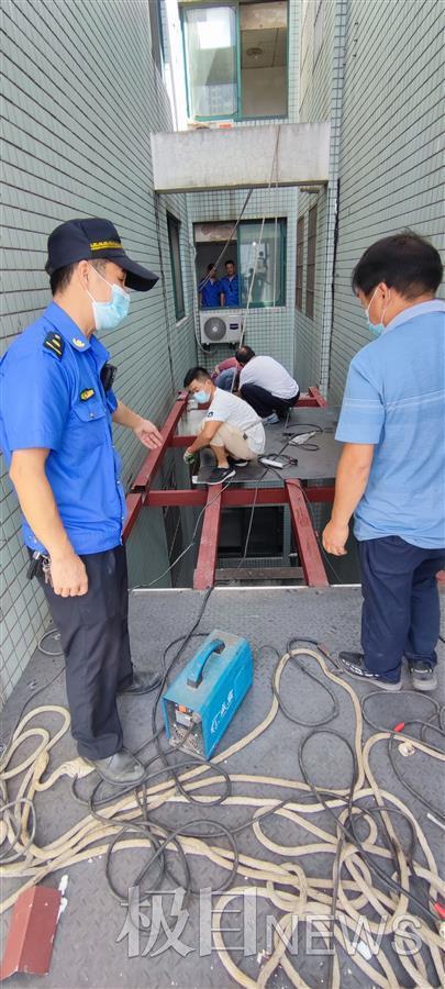 27层高楼“天井”违建，城管高空拆违