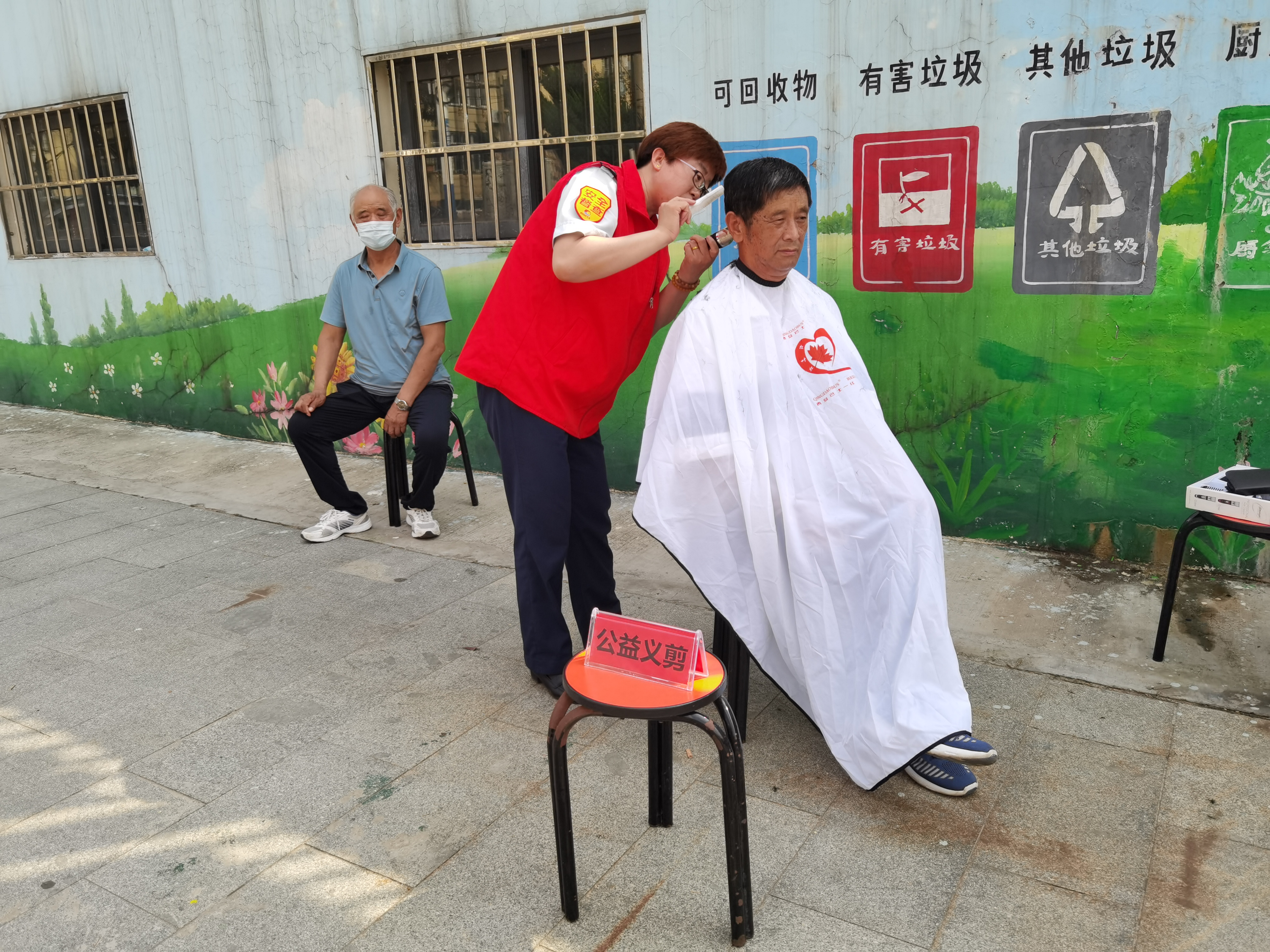 「我为群众办实事」欢聚中秋助扶贫•公益服务齐行动——李村街道东山社区公益扶贫“主题党日+”活动