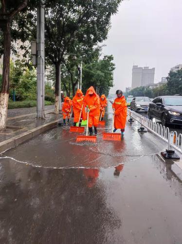 下雨天环卫车为啥还洒水？官方解释来了