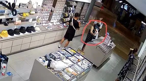 开宝马车的女子在小饰品店逛了一圈，竟然…悔不当初