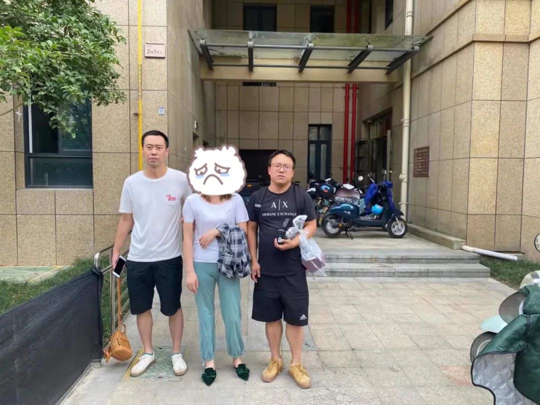 开宝马车的女子在小饰品店逛了一圈，竟然…悔不当初
