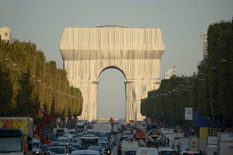 疯狂梦想终于成真：被包裹的巴黎凯旋门 The Arc de Triomphe is wrapped in fabric, a vision six decades in the making