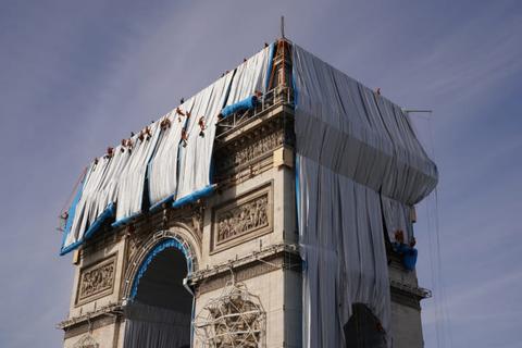 疯狂梦想终于成真：被包裹的巴黎凯旋门 The Arc de Triomphe is wrapped in fabric, a vision six decades in the making