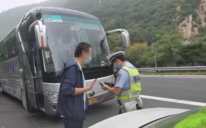 京藏高速今天查违章，有司机弃车逃跑！罚400记了12分