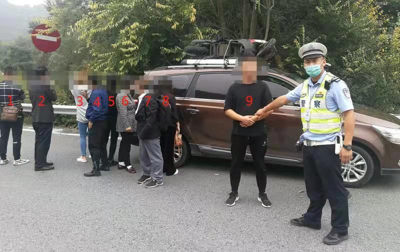 京藏高速今天查违章，有司机弃车逃跑！罚400记了12分