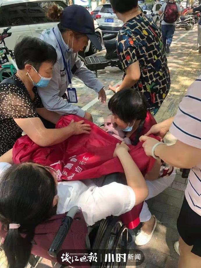 “大姐，救我！我撑不住了！”杭州市中心人行道，孕妈肚里的宝宝突然发动