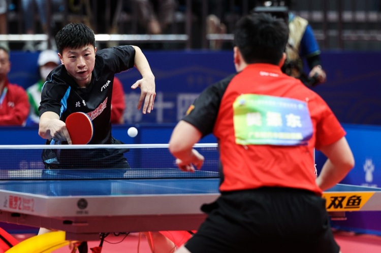 乒乓球男团决赛：樊振东独砍2分 关键局逆转马龙助广东摘金