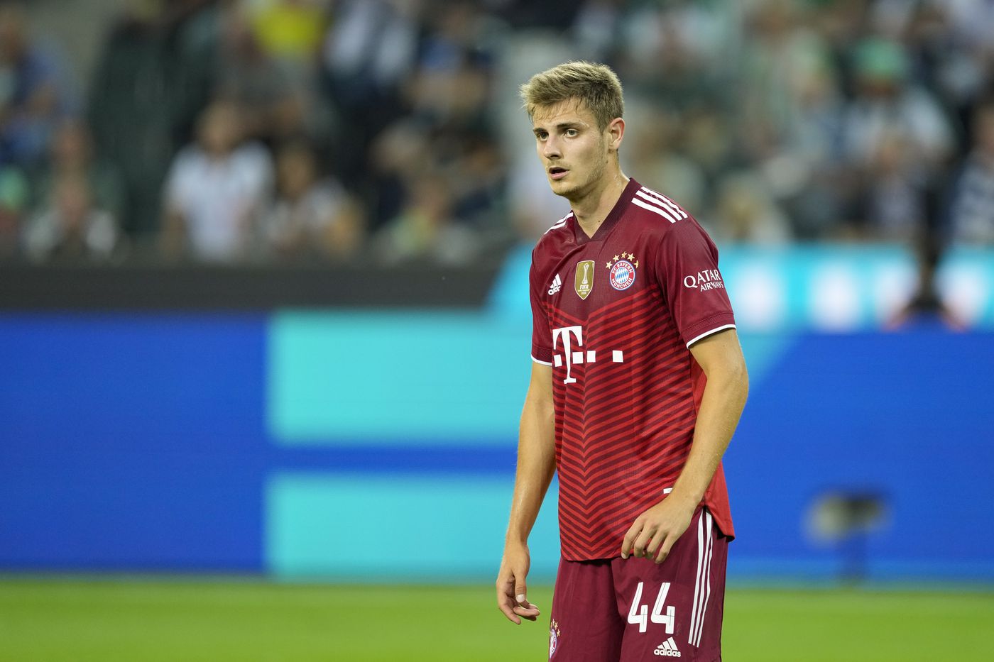 德媒:帕瓦尔更希望踢中后卫,但右后卫缺人让他无法如愿