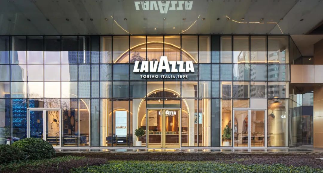 可口可乐发布品牌理念；百胜中国要开1000家Lavazza咖啡店；全球“最绿”星巴克门店开业 | 食品饮料新品