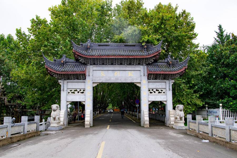 徐州这个小镇，因汉王刘邦拔剑得泉而名，但泉畔为什么有石祖？