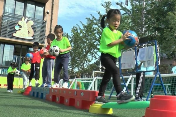 足球比赛为什么要带小孩进场(大班幼儿带领小班萌娃玩转足球，武汉学前教育“一园一特色”迈出新一步)