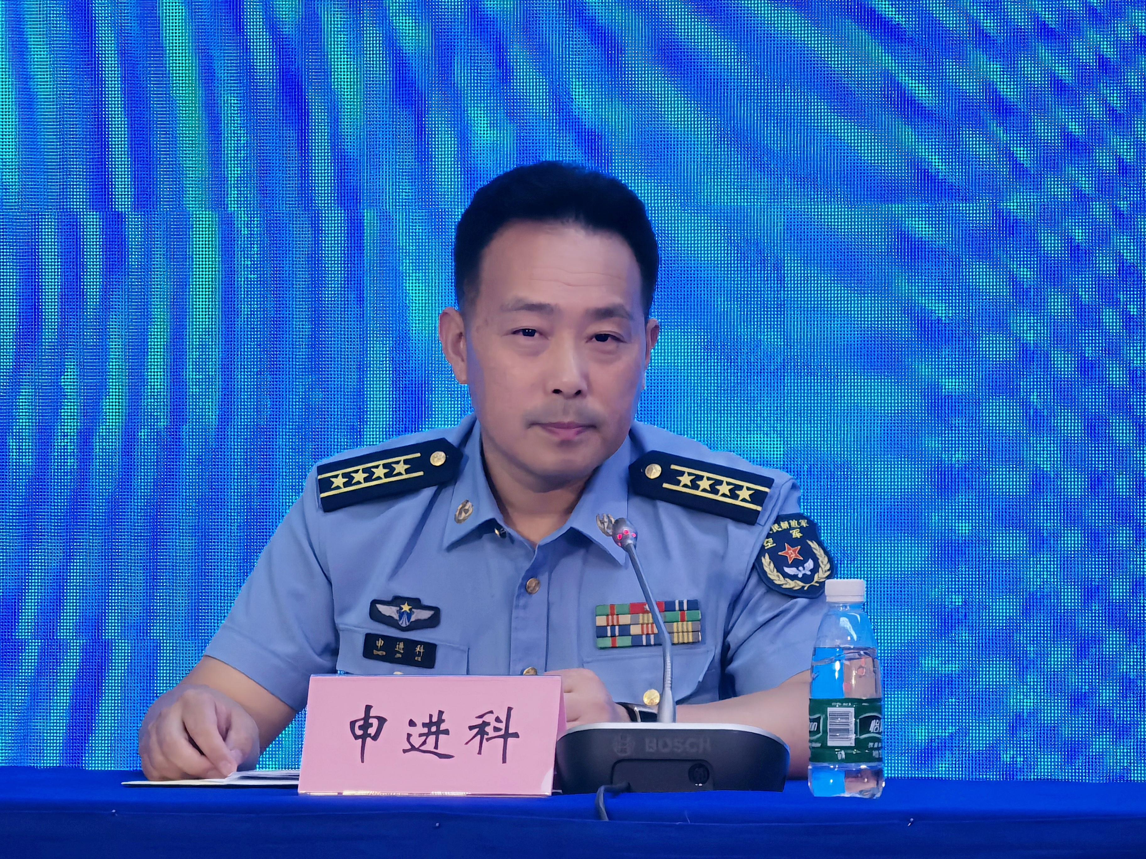 空军新闻发言人答南都:运20飞行员队伍有了女飞的战斗英姿