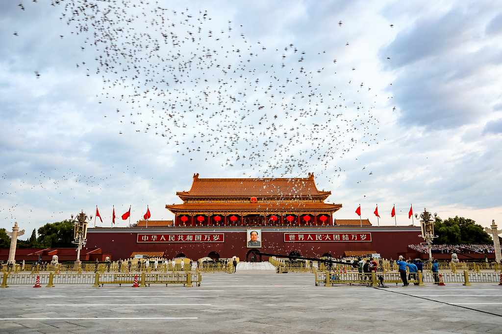 北京广场举行国庆升旗仪式