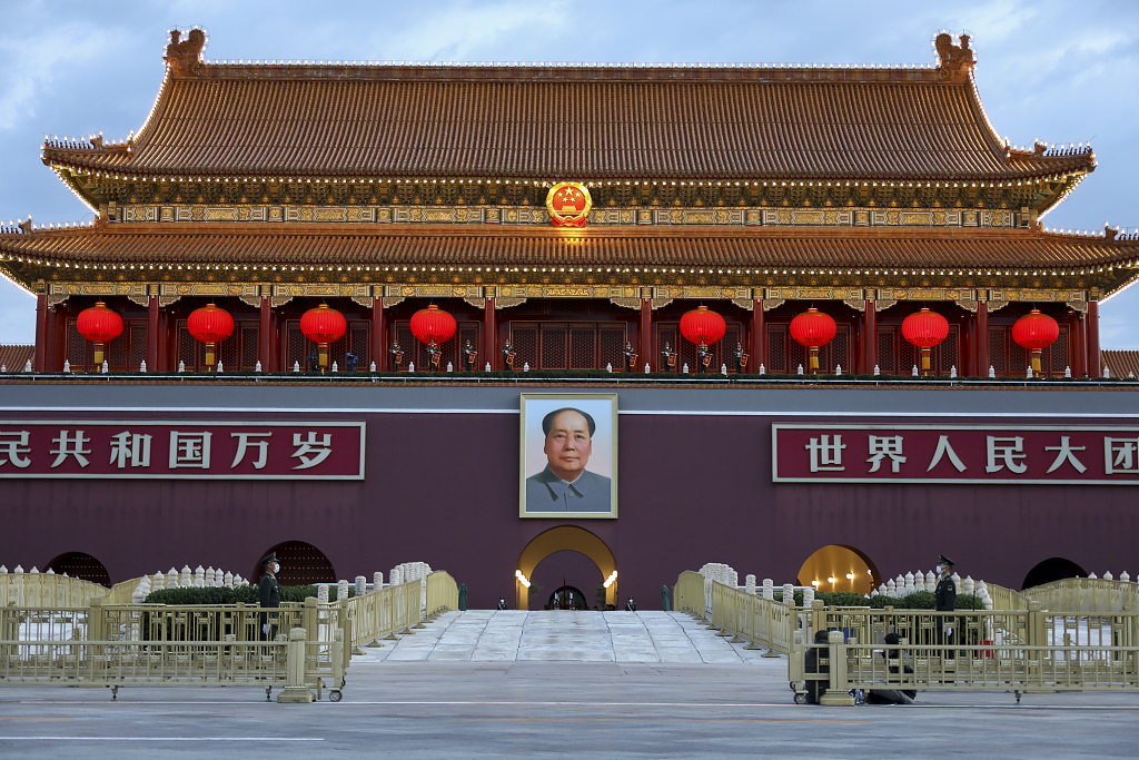 北京广场举行国庆升旗仪式