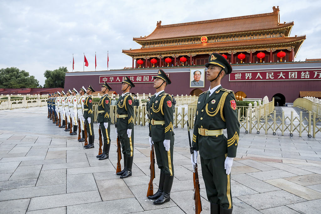 北京天安门广场举行国庆升旗仪式