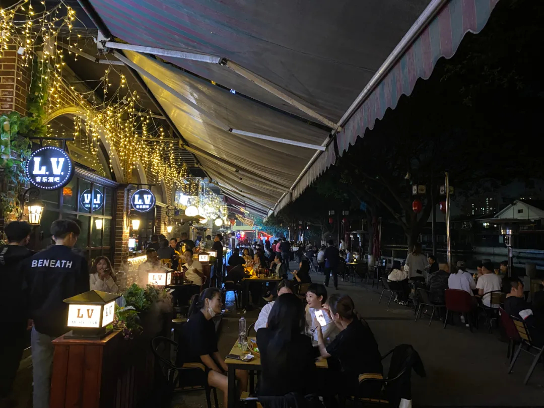 酒吧一条街."南塘街胜在男女老少通吃,每个人都可以找到自己的所好.