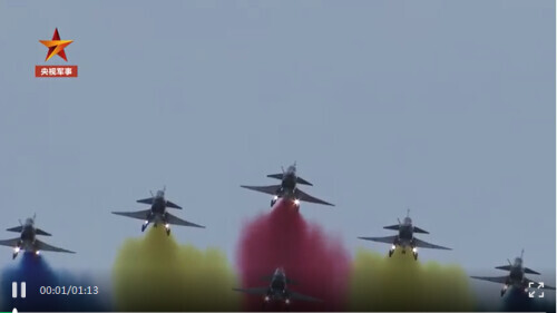 太美了吧！歼-10在空中描绘巨大的彩虹