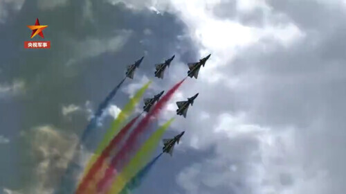 太美了吧！歼-10在空中描绘巨大的彩虹