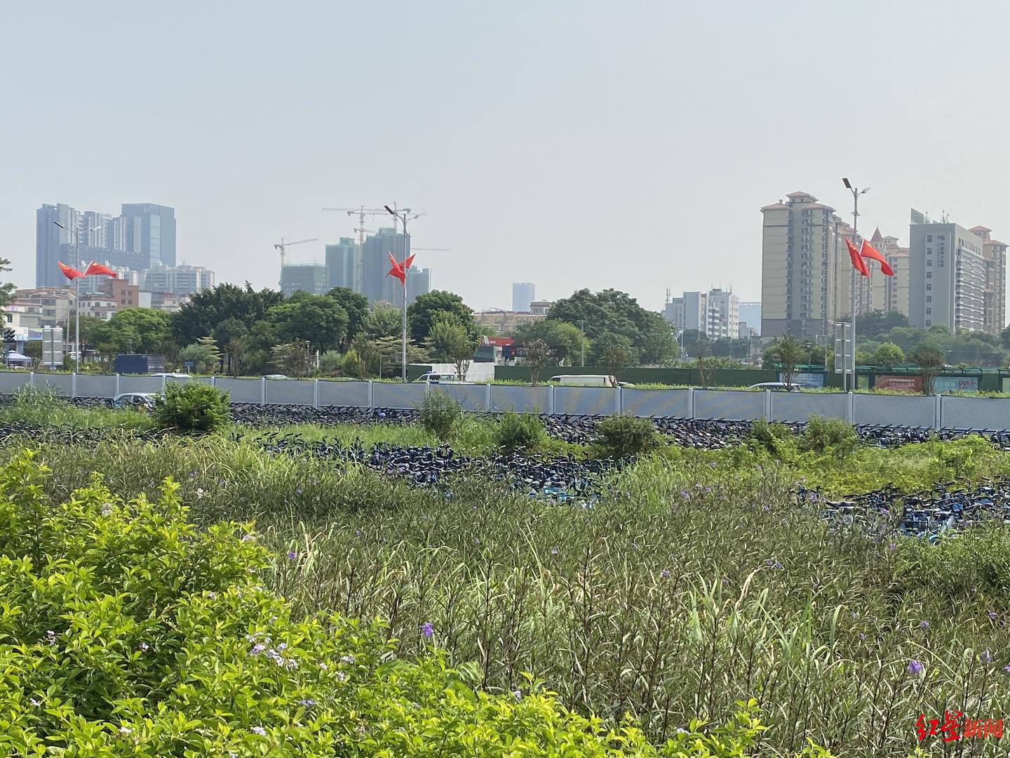 从限期清退到总量控制，一座特大城市的共享电动车试水之战