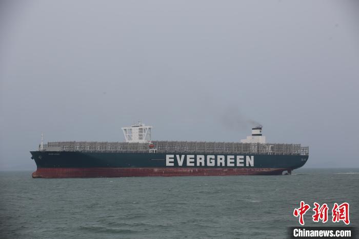 在苏伊士运河搁浅造成“世纪大堵塞”的“长赐”号抵达青岛维修