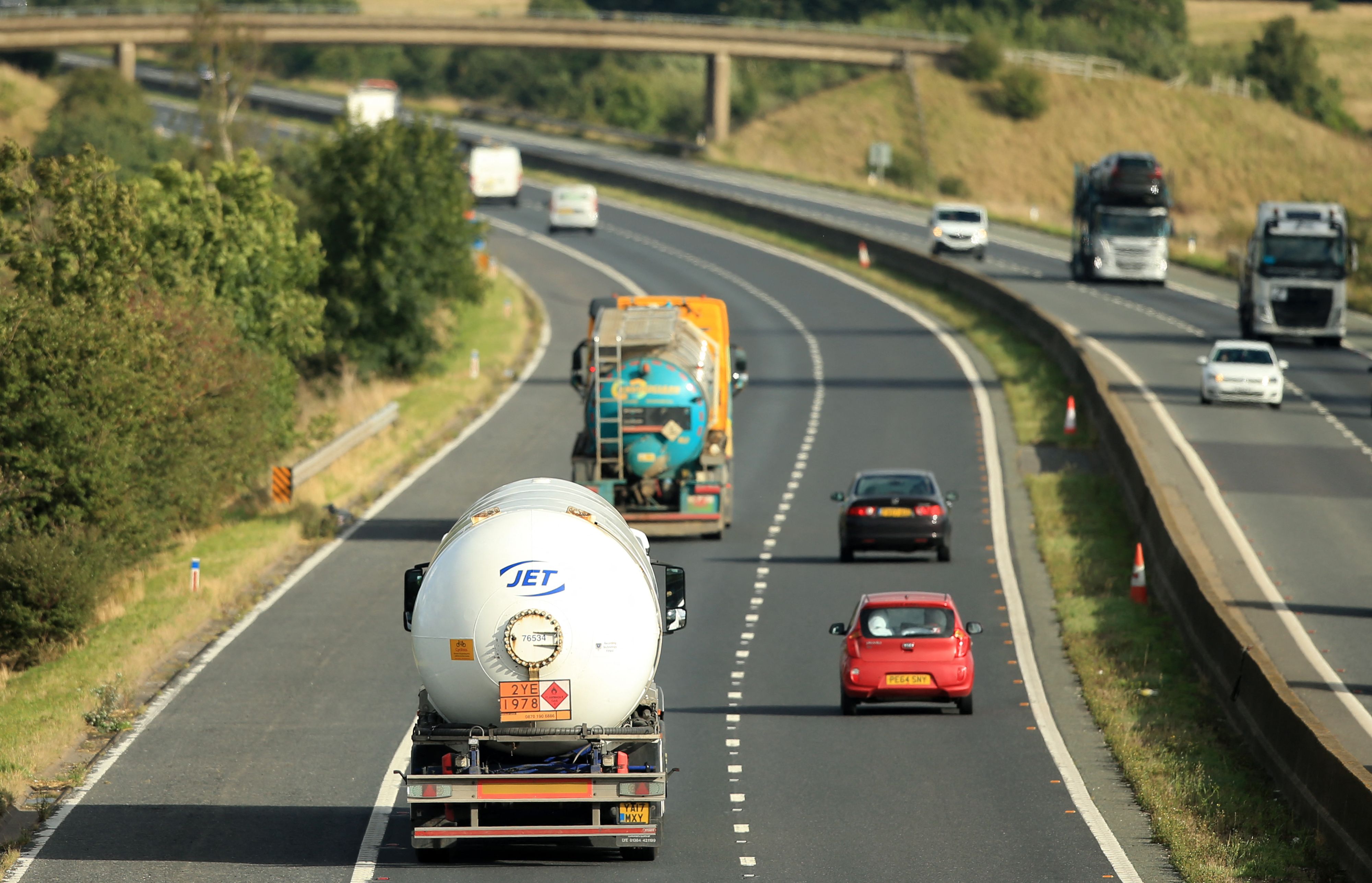 10月4日,油罐车行驶在英国伊明赫姆的公路上.