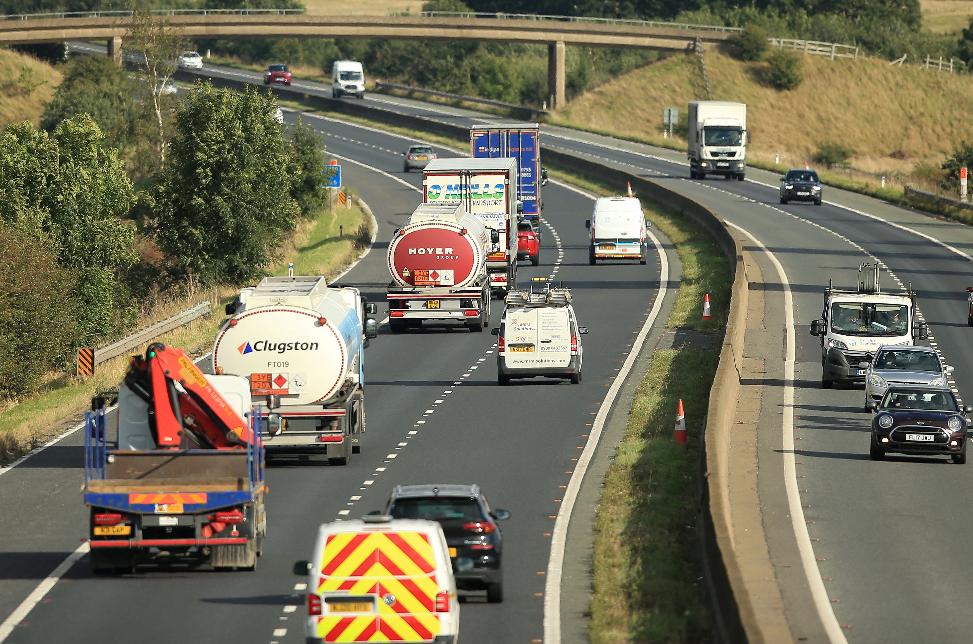 10月4日,油罐车行驶在英国伊明赫姆的公路上.