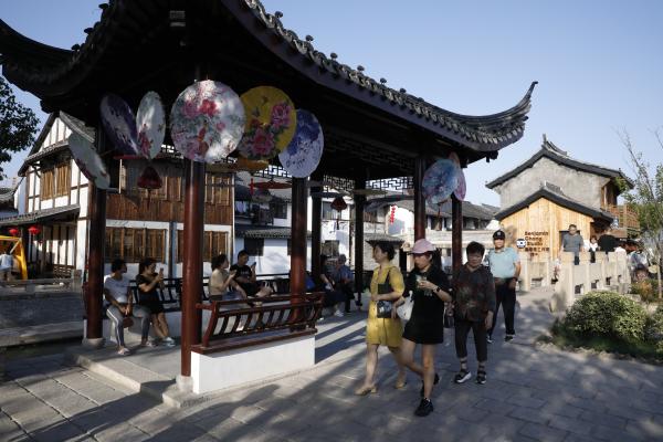 長假上海古鎮旅游熱，每天萬余人次打卡奉賢青溪老街……
