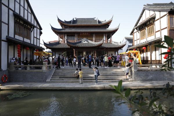 長假上海古鎮旅游熱，每天萬余人次打卡奉賢青溪老街……
