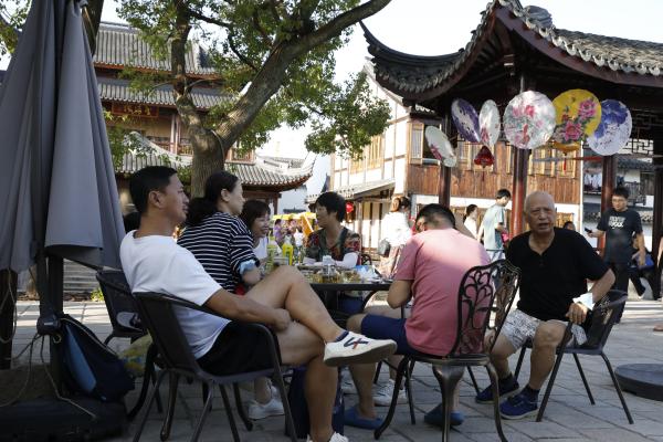 長假上海古鎮旅游熱，每天萬余人次打卡奉賢青溪老街……