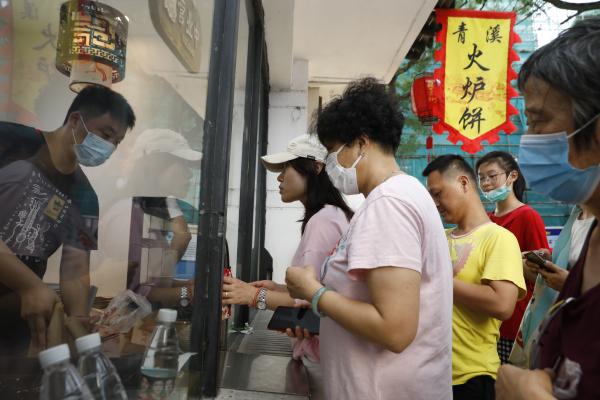 長假上海古鎮旅游熱，每天萬余人次打卡奉賢青溪老街……