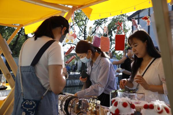 長假上海古鎮旅游熱，每天萬余人次打卡奉賢青溪老街……