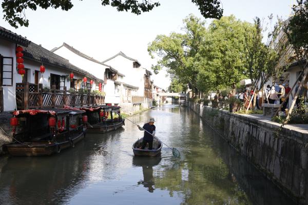 长假上海古镇旅游热，每天万余人次打卡奉贤青溪老街……
