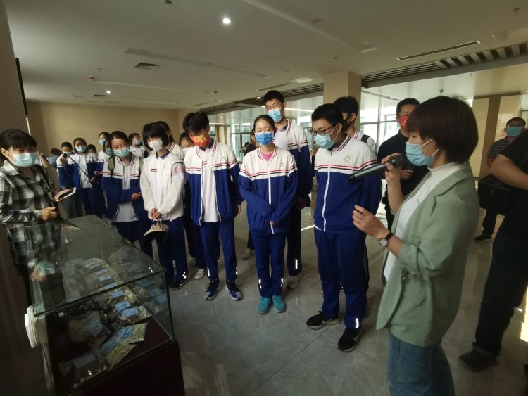 中学生走进淄博市中医医院东院区 近距离体验中医药文化