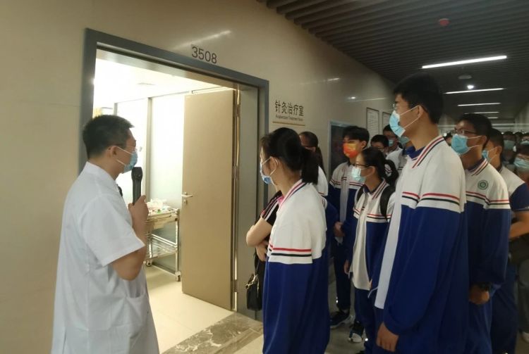 中学生走进淄博市中医医院东院区 近距离体验中医药文化
