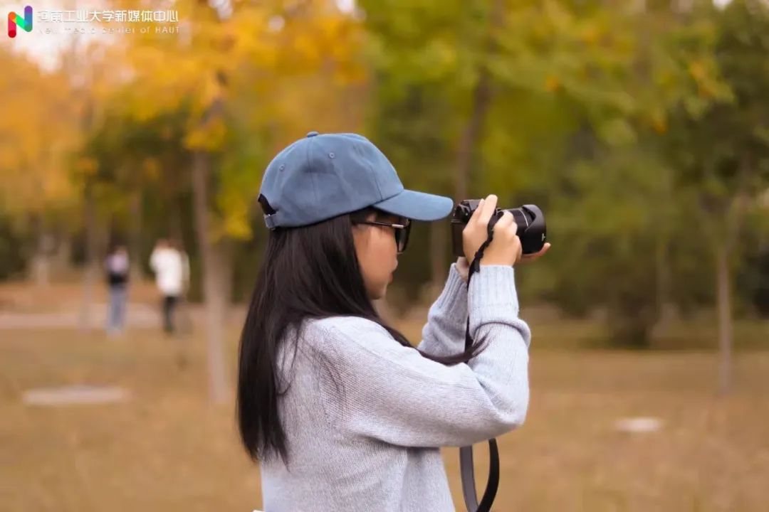 或闲庭漫步，或一卷书香！秋日下的河南学子，成了那一抹秋色……