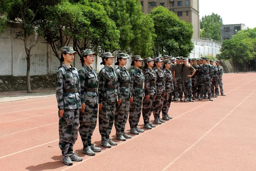 或闲庭漫步，或一卷书香！秋日下的河南学子，成了那一抹秋色……