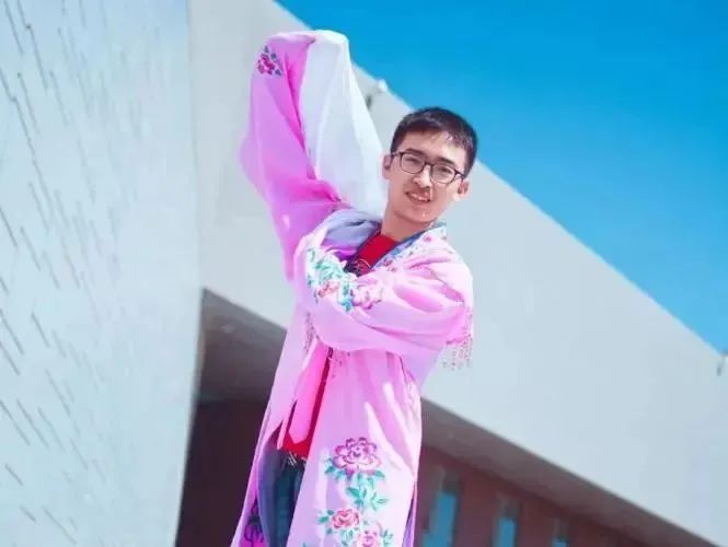 成为舞台的C位，一梦科研，一梦梨园的天大男儿！