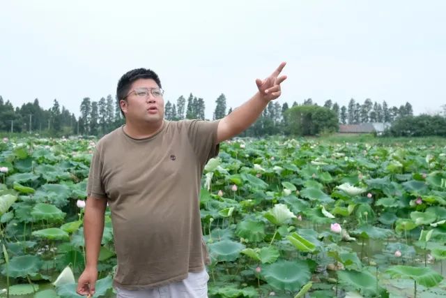 杭州海归小伙辞掉银行工作，回乡带着百位奶奶创业！这一幕，太绝了