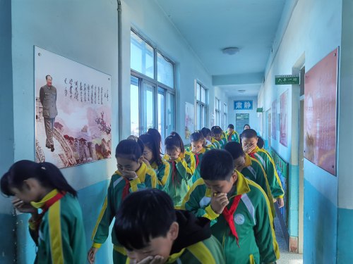 昌圖縣毛家店小學(xué)開展防火逃生安全演練活動(圖1) 昌圖縣毛家店小學(xué)開展防火逃生安全演練活動(圖1)