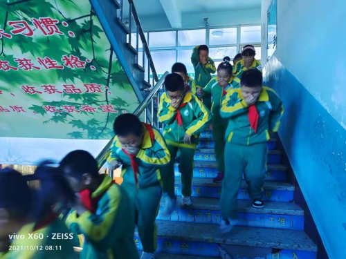 昌圖縣毛家店小學(xué)開展防火逃生安全演練活動(圖2) 昌圖縣毛家店小學(xué)開展防火逃生安全演練活動(圖2)