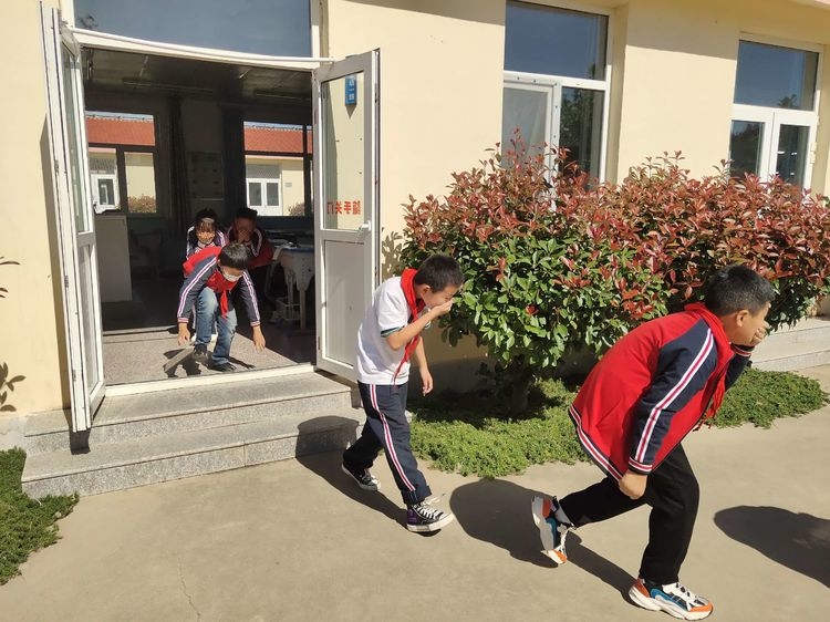 棲霞市大柳家小學舉行消防安全疏散演練(圖3) 棲霞市大柳家小學舉行消防安全疏散演練(圖3)