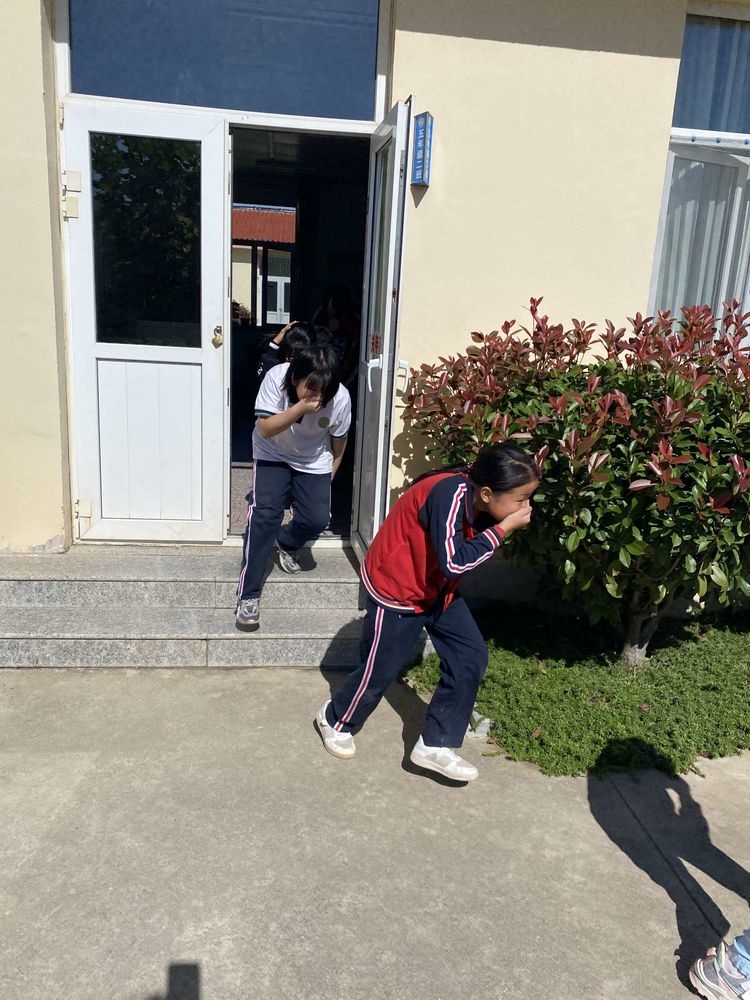 棲霞市大柳家小學舉行消防安全疏散演練(圖4) 棲霞市大柳家小學舉行消防安全疏散演練(圖4)